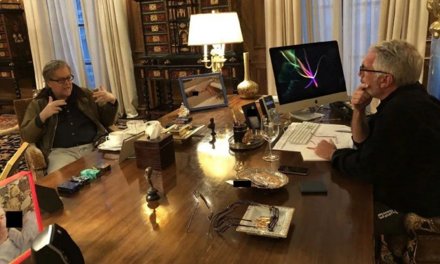 Ανατριχιαστική φωτογραφία στο γραφείο του Επστάιν: Ημιλιπόθυμο κορίτσι στον καναπέ