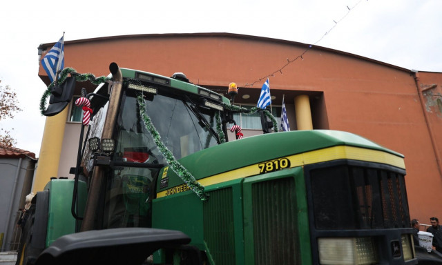 Νίκαια Λάρισας: «Στολισμένα» τρακτέρ έξω από την πανελλαδική σύσκεψη των αγροτών