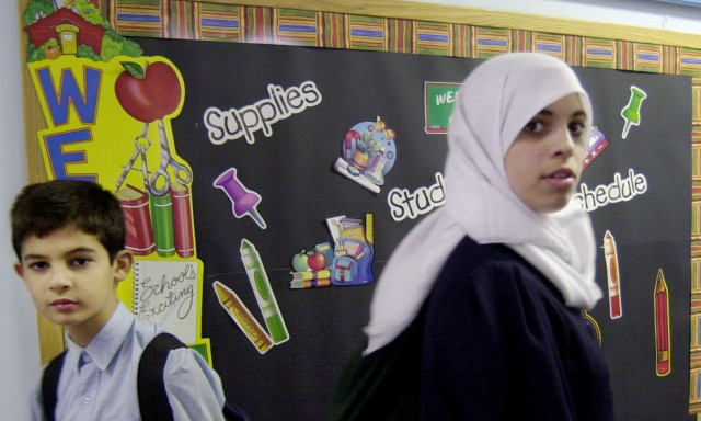 Αυστρία: Απαγορεύει τη μαντίλα στα σχολεία για κορίτσια κάτω των 14 ετών - Πρόστιμο €800