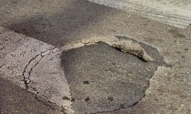 Αγρίνιο: Άνοιξε τρύπα στο οδόστρωμα στην οδό Δαγκλή