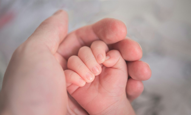 Ιατρικό «θαύμα» στη Βρετανία: Γεννήθηκε το πρώτο μωρό με μεταμόσχευση μήτρας από νεκρή δότρια