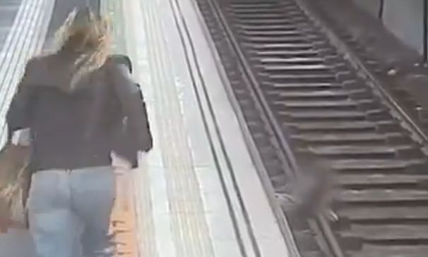 Βαρκελώνη: Τα γρήγορα αντανακλαστικά γυναίκας έσωσαν άνδρα που έπεσε στις ράγες του Μετρό - Βίντεο