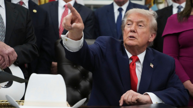 Τραμπ: Υποβαθμίζει το θέμα με τις φωτογραφίες του Έπσταϊν: «Εκατοντάδες έχουν φωτογραφίες μαζί του»