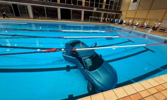 Γαλλία: Αυτοκίνητο πολυτελείας έπεσε σε πισίνα - Η οδηγός μπέρδεψε το φρένο με το γκάζι - Βίντεο