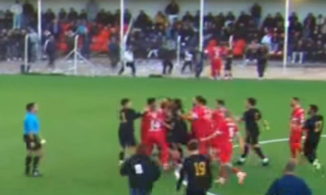 Σοβαρά επεισόδια στο Χερσόνησος – Εργοτέλης: «Ξύλο» και κουτουλιά Κώτσιου σε αντίπαλο (βίντεο)