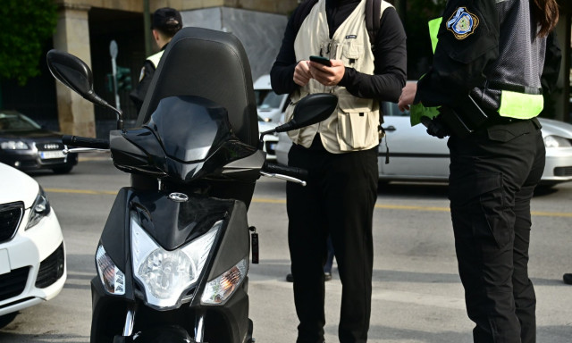 Θεσσαλονίκη: Αστυνομικοί έπαιρναν... φακελάκι για να μην κόβουν κλήσεις