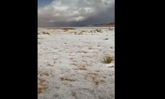 «Λευκό τοπίο» έρημος της Σαουδικής Αραβίας από σφοδρή χαλαζόπτωση