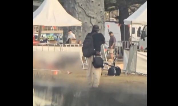 Μακελειό στο Σίδνεϊ: Νέο συγκλονιστικό βίντεο - Η στιγμή που άνδρας αψηφά τον ένοπλο τρομοκράτη