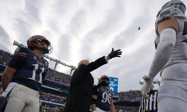 Ο Τραμπ «έριξε» το κέρμα στην τελετή έναρξης του αγώνα Army-Navy και έγινε viral