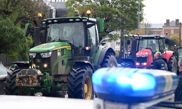 Μπλόκα αγροτών αλά... γαλλικά: Κοπριά σε κτίρια και φωτιά σε δεμάτια άχυρου  - Βίντεο