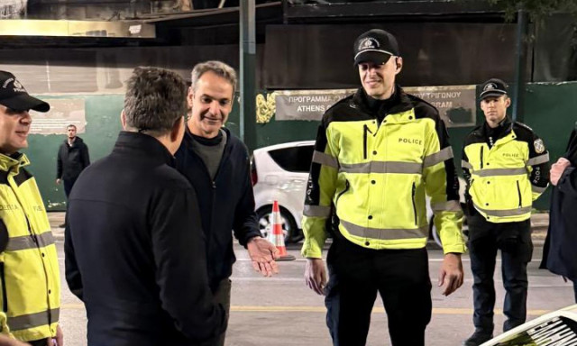 Μητσοτάκης: Βίντεο στο ΤikTok από το μπλόκο στη Σταδίου: Αλκοτέστ και χειραψίες με τους αστυνομικούς