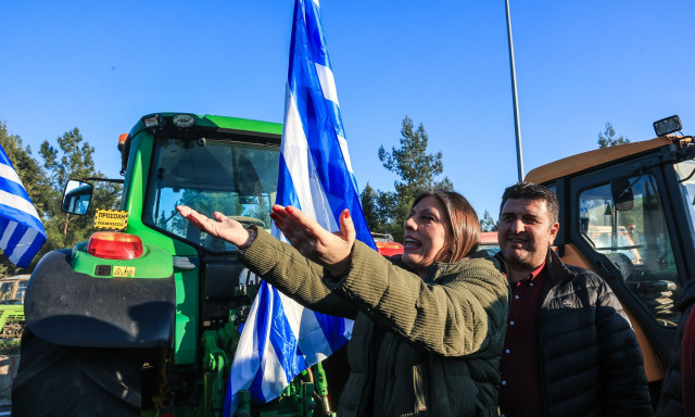 Κωνσταντοπούλου στο μπλόκο της Νίκαιας: Οι φτωχοί αγρότες πεινάνε, δεν έχουν έρθει με Porsche