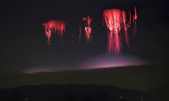 Τεράστιος κόκκινος δακτύλιος 230 χλμ. εμφανίστηκε στον ουρανό - Το εντυπωσιακό κλικ του φωτογράφου