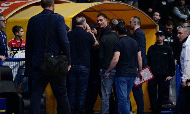 Περιστέρι - Ολυμπιακός: Επεισόδιο του Γιώργου Μπαρτζώκα με οπαδό