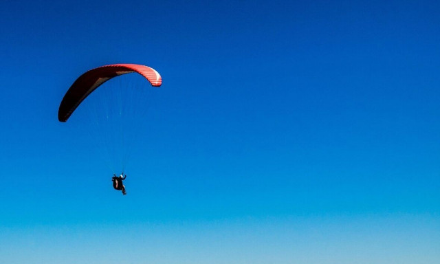 Ιταλία - Τραγωδία στο Φάνο: Μοιραίο άλμα για δύο αλεξιπτωτιστές - Μπλέχτηκαν τα αλεξίπτωτά τους