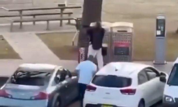 Μακελειό στην παραλία Μποντάι του Σίδνεϊ: Η στιγμή που πολίτης αφοπλίζει ένοπλο δράστη