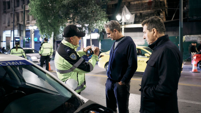 Επίσκεψη Μητσοτάκη σε «μπλόκο-αλκοτέστ» της τροχαίας - «Κάνετε σπουδαία δουλειά»