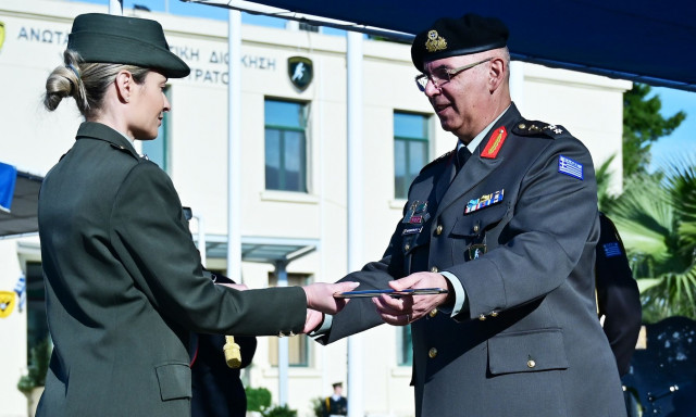 Απονομή Ξιφών σε Αξιωματικούς του Στρατού Ξηράς