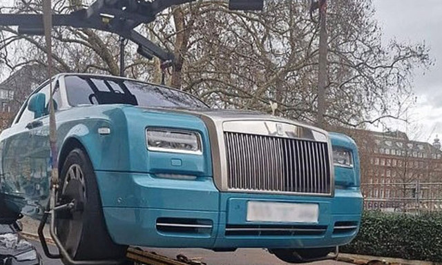 Λονδίνο: Σηκώνουν με γερανούς πολυτελή αυτοκίνητα