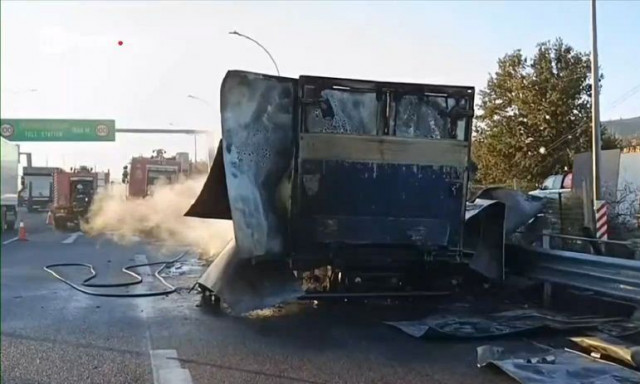 Φωτιά σε φορτηγό στα διόδια Αφιδνών – Διακοπή κυκλοφορίας