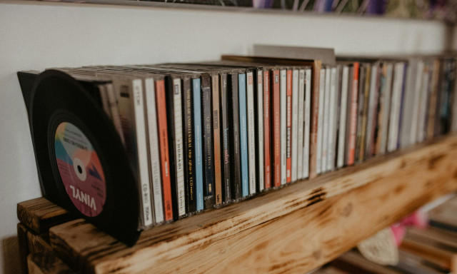 Συλλέκτες της Gen Z γυρίζουν την πλάτη στο streaming και επιλέγουν CD και DVD