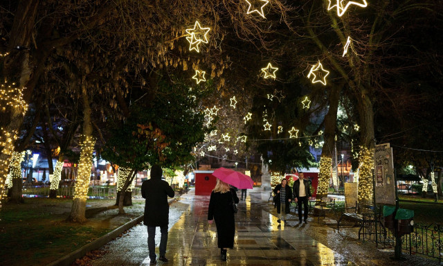 Χριστούγεννα 2025: Πληρότητα έως 100% στους δημοφιλείς προορισμούς - Στροφή σε οικονομικές επιλογές