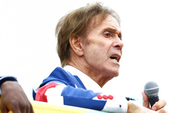 Κλιφ Ρίτσαρντ: Διαγνώστηκε με καρκίνο του προστάτη  - Το σωτήριο τσεκ απ πριν απο την περιοδεία