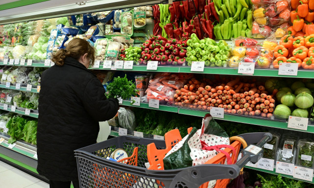 Ακρίβεια: Τεράστια η «ψαλίδα» των τιμών από το χωράφι στο ράφι σε φρούτα και λαχανικά