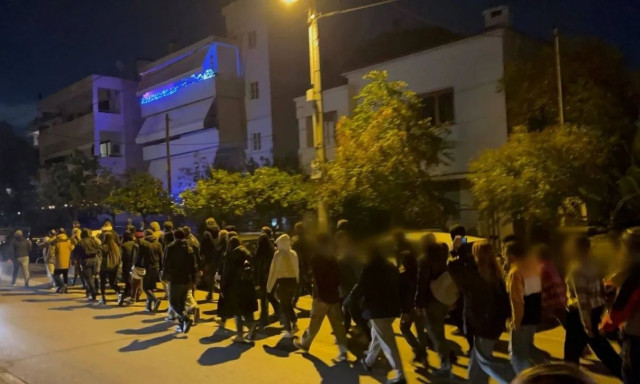 Πορεία διαμαρτυρίας του Ρουβίκωνα έξω από το σπίτι της Νίκης Κεραμέως