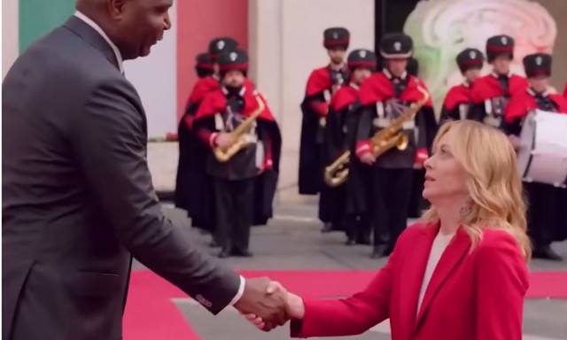 Viral η αντίδραση της Μελόνι όταν συνάντησε τον δίμετρο πρόεδρο της Μοζαμβίκης - Βίντεο
