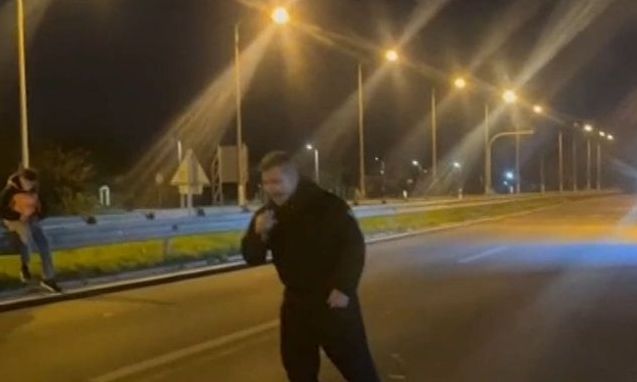 Καλλιτέχνες πήγαν με μικρόφωνα και κλαρίνα στο μπλόκο της Χαλκηδόνας για συμπαράσταση στους αγρότες