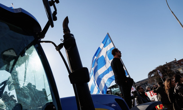 Μπλόκα αγροτών: Επιμένουν στις κινητοποιήσεις - Χατζηδάκης: Σε τρεις ομάδες θα στραφεί ο κουμπαράς