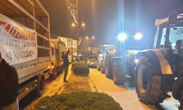 «Απόβαση» αγροτών στο κέντρο των Ιωαννίνων - Τρακτέρ μπροστά από το κτίριο της Περιφέρειας - Βίντεο