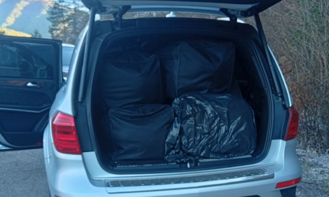 Χειροπέδες σε γυναίκα που μετέφερε περισσότερα από 200 κιλά κάνναβης στο αυτοκίνητό της - Βίντεο
