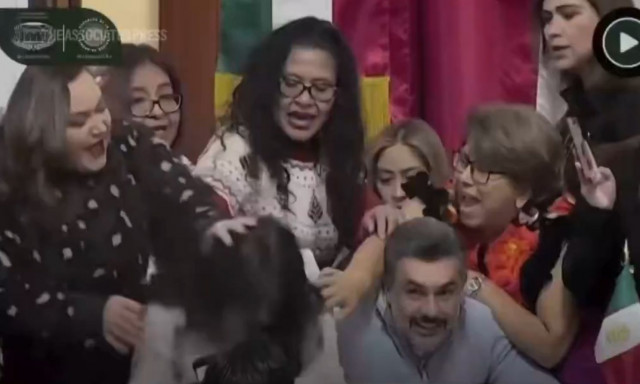 Βουλευτές πιάστηκαν στα χέρια στο Μεξικό - Τραβούσαν μαλλιά και «μοίραζαν» αγκωνιές - Βίντεο