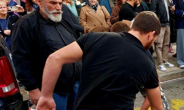 Χανιά: Έχυσαν γάλα στην Εφορία οι αγρότες – «Είναι το κάστρο του Μητσοτάκη», φώναζαν