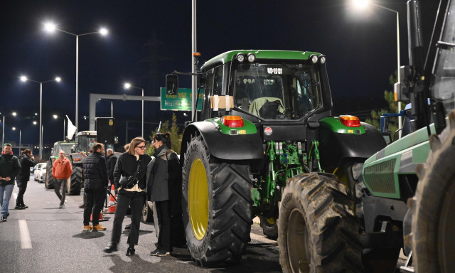 Μπλόκο αγροτών στην Καλάματα: Μήνυση κατά παντός υπευθύνου για ζημιές στην ελαιοκαλλιέργεια