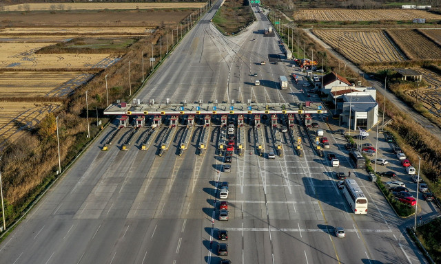 Διόδια Μαλγάρων: Αγρότες έκλεισαν την Εθνική Οδό και στο ρεύμα προς Θεσσαλονίκη