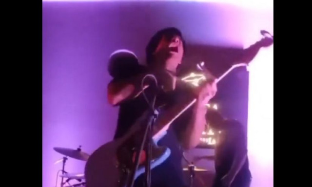 Τρομακτική στιγμή σε συναυλία: Τραγουδιστής υπέστη ηλεκτροπληξία από το μικρόφωνο - Βίντεο