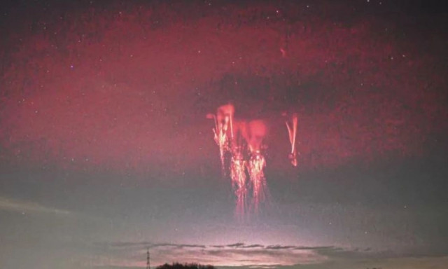 Η φωτογραφία της χρονιάς: Απαθανατίστηκαν ταυτόχρονα δύο σπάνια ατμοσφαιρικά φαινόμενα