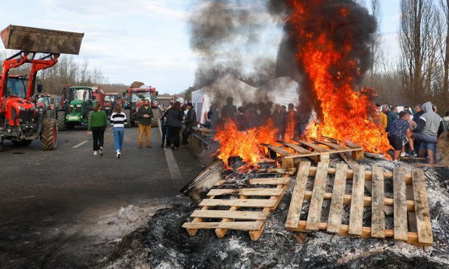 Γιατί ξεσηκώθηκαν οι Γάλλοι αγρότες: Ψεκασμοί με κοπριά κυβερνητικών κτηρίων - Οδοφράγματα με σανό
