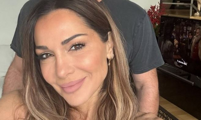 Δέσποινα Βανδή: Έφερε «άρωμα» Χριστουγέννων φτιάχνοντας μελομακάρονα με τον γιο της, Γιώργο