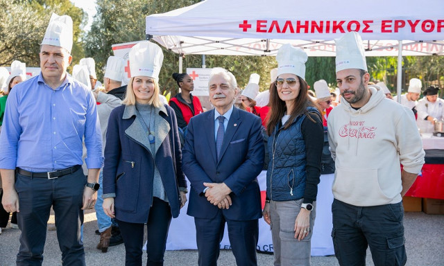 Ο Ελληνικός Ερυθρός Σταυρός προσέφερε εορταστικά γεύματα σε εκατοντάδες άστεγους συμπολίτες μας