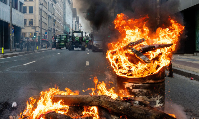 Βρυξέλλες: Επεισόδια στα μπλόκα των αγροτών – Ρίψη δακρυγόνων από την Αστυνομία