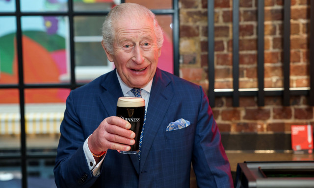 Βασιλιάς Κάρολος σε ρόλο... μπάρμαν: Το σερβίρισμα μπίρας και το χριστουγεννιάτικο μήνυμα
