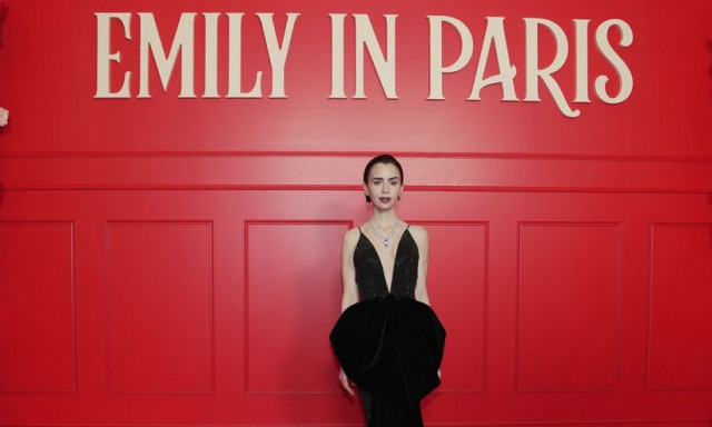 Λίλι Κόλινς: Τα στιγμιότυπα που μοιράστηκε από τα γυρίσματα του «Emily in Paris»