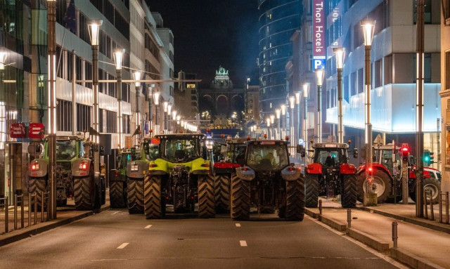 Στις Βρυξέλλες δεκάδες τρακτέρ - «Μπλόκο» αγροτών στη συμφωνία Mercosur