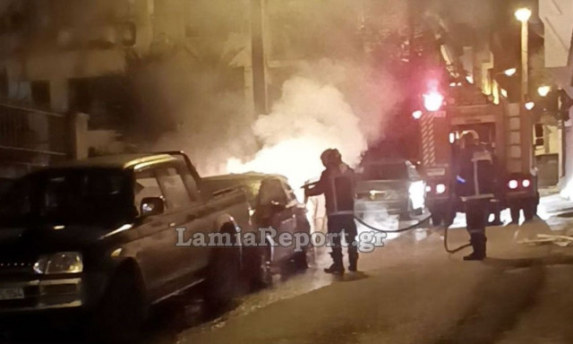 Λαμία: Φωτιά σε σταθμευμένο αυτοκίνητο τα ξημερώματα - Το όχημα καταστράφηκε - Βίντεο