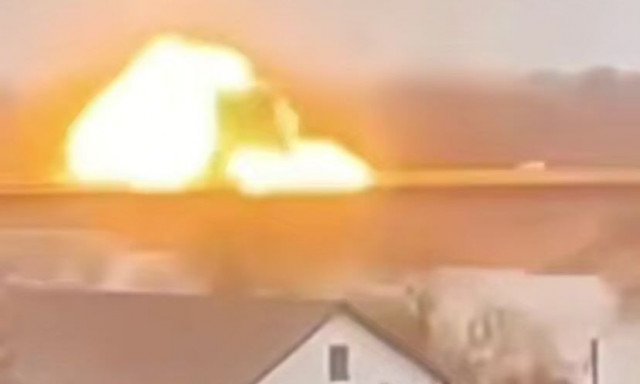 Ουκρανία: Η στιγμή που ρωσικό drone εκρήγνυται σε γέφυρα - Νεκρή μία μητέρα, τρία παιδιά τραυματίες