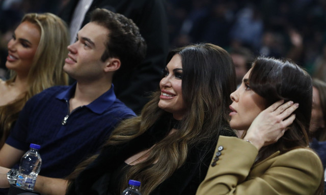 Η Κίμπερλι Γκίλφοϊλ με τον γιο της στο Telekom Center για το ματς Παναθηναϊκός – Χάποελ Τελ Αβίβ